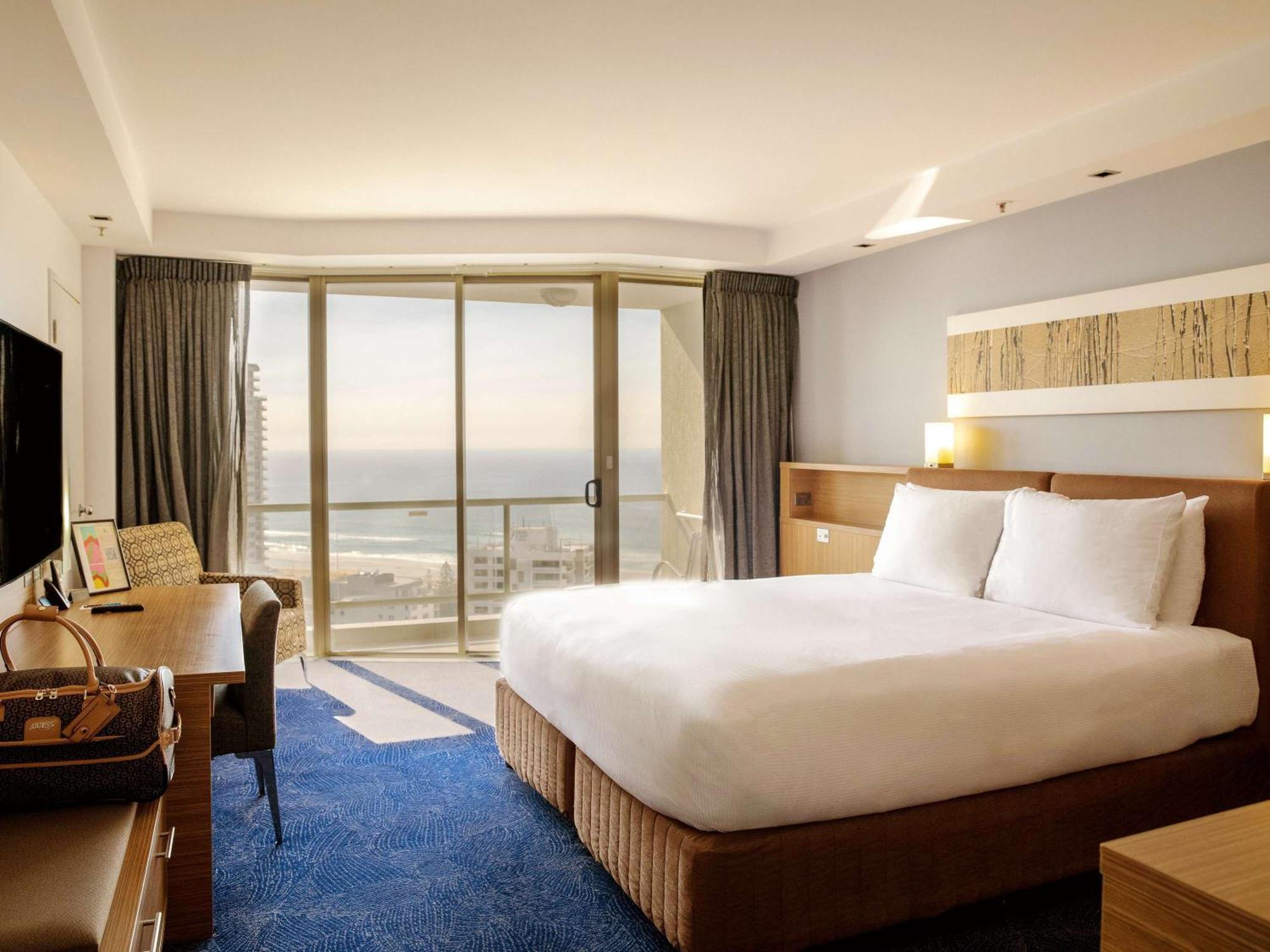Sofitel Gold Coast Broadbeach Dış mekan fotoğraf A guest room at Hilton Tel Aviv