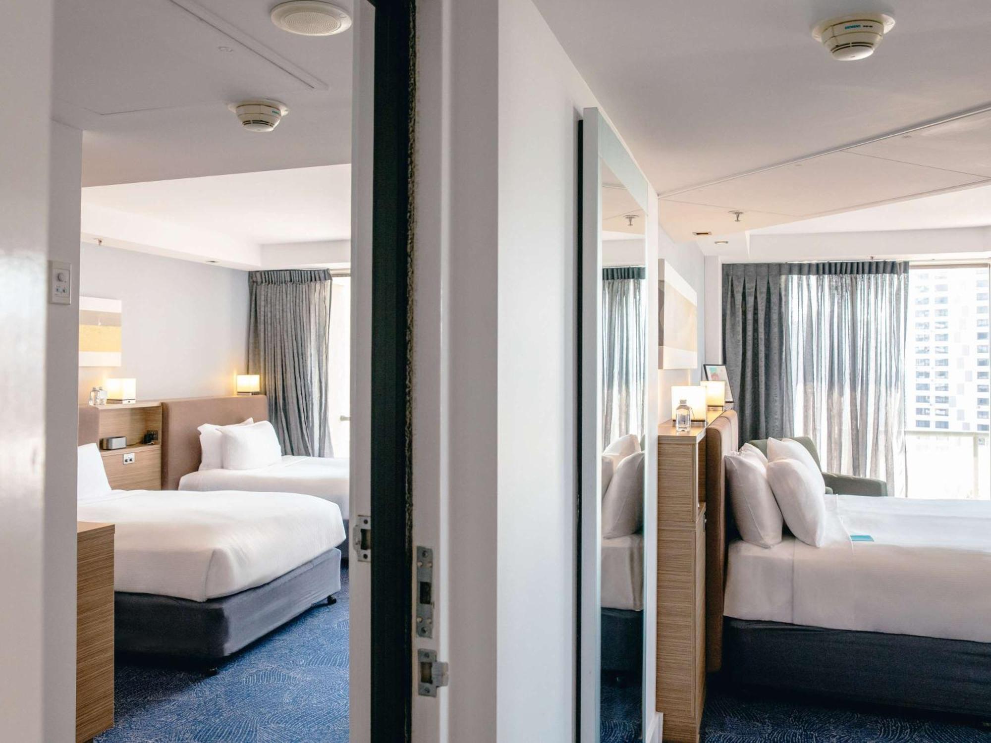 Sofitel Gold Coast Broadbeach Dış mekan fotoğraf A room at the hotel