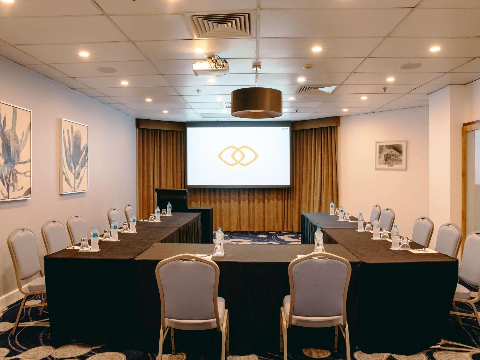 Sofitel Gold Coast Broadbeach Dış mekan fotoğraf The meeting room at the hotel
