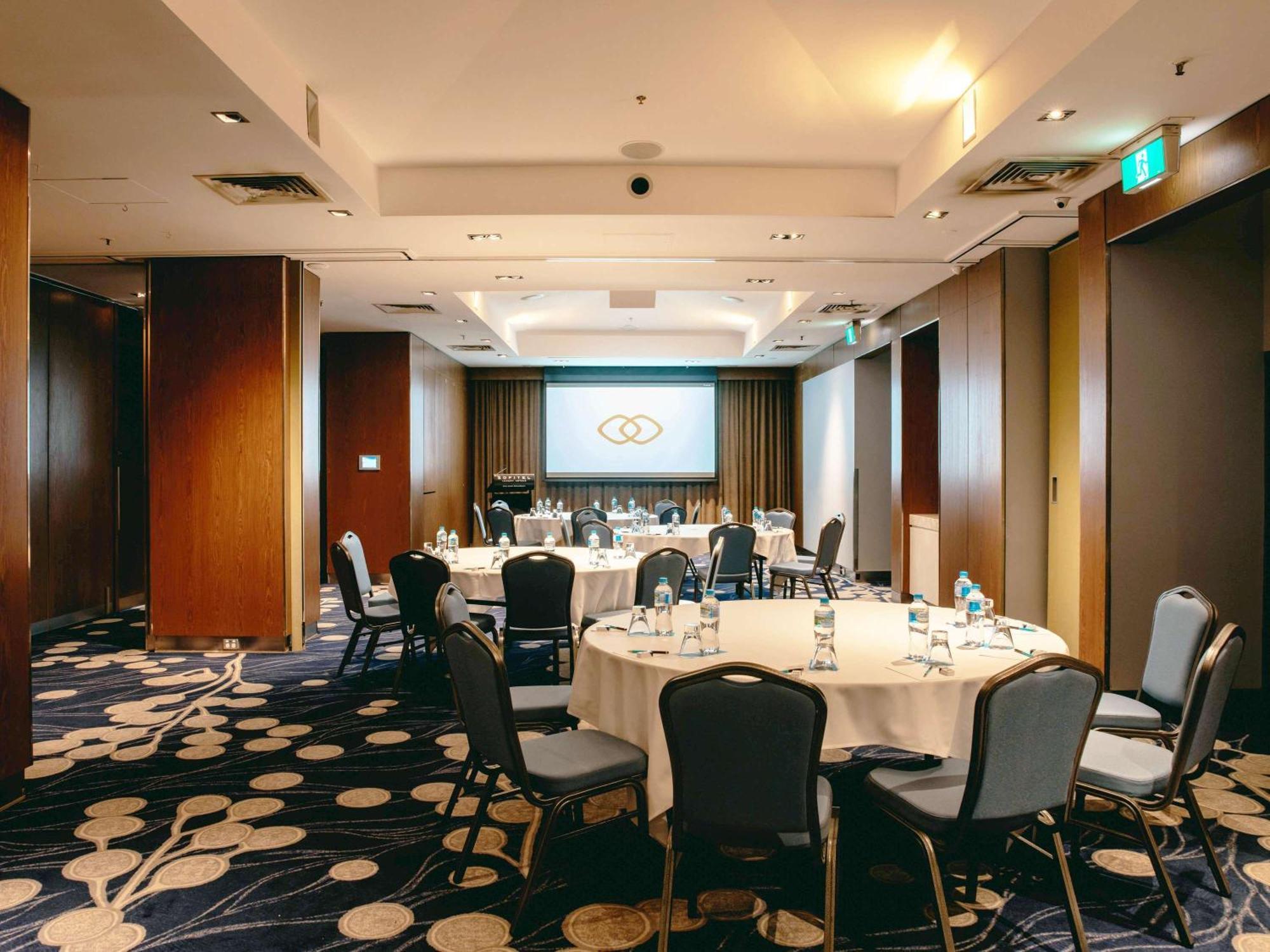 Sofitel Gold Coast Broadbeach Dış mekan fotoğraf Meeting room at the hotel