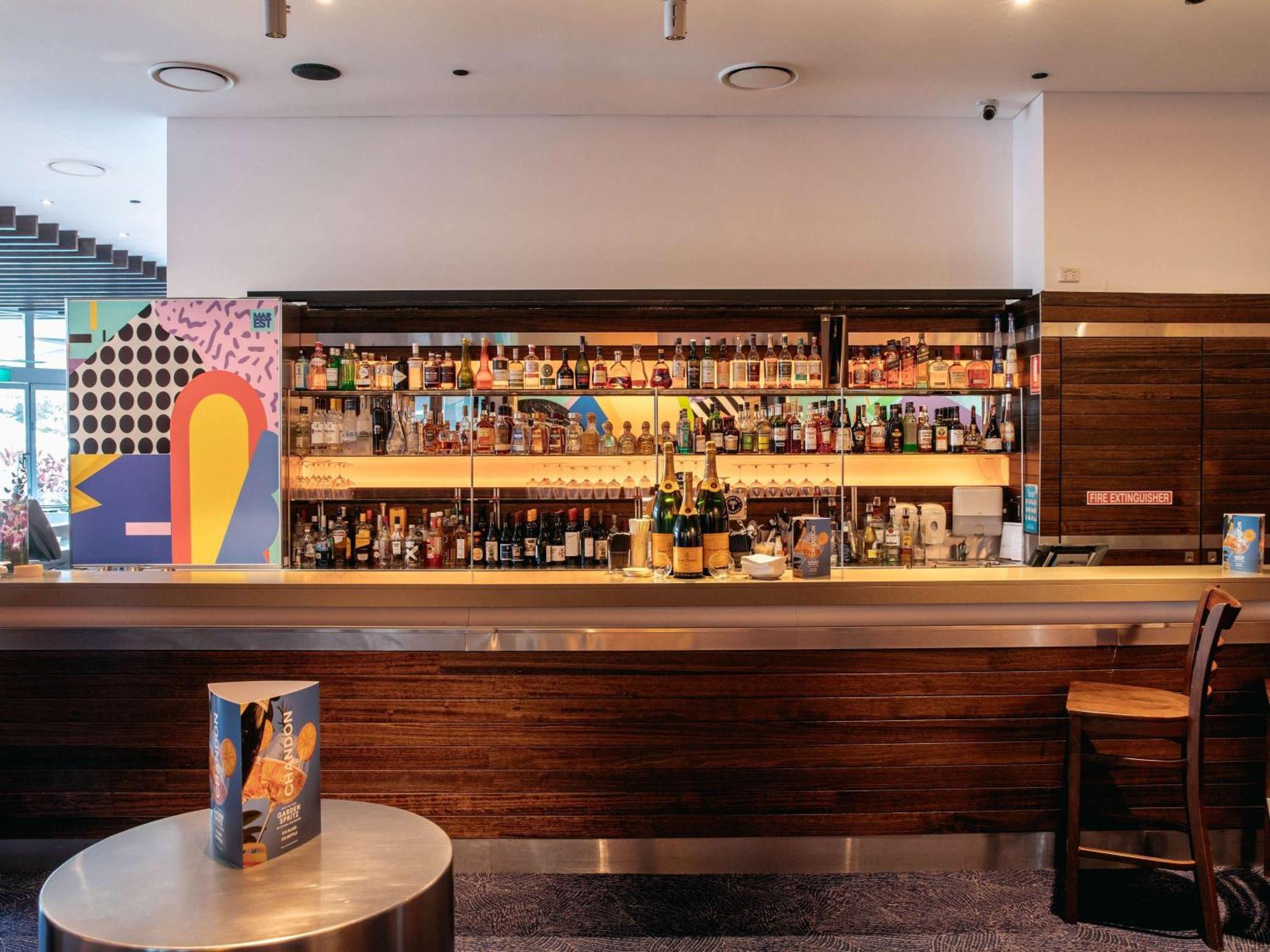 Sofitel Gold Coast Broadbeach Dış mekan fotoğraf The bar at the National Theatre
