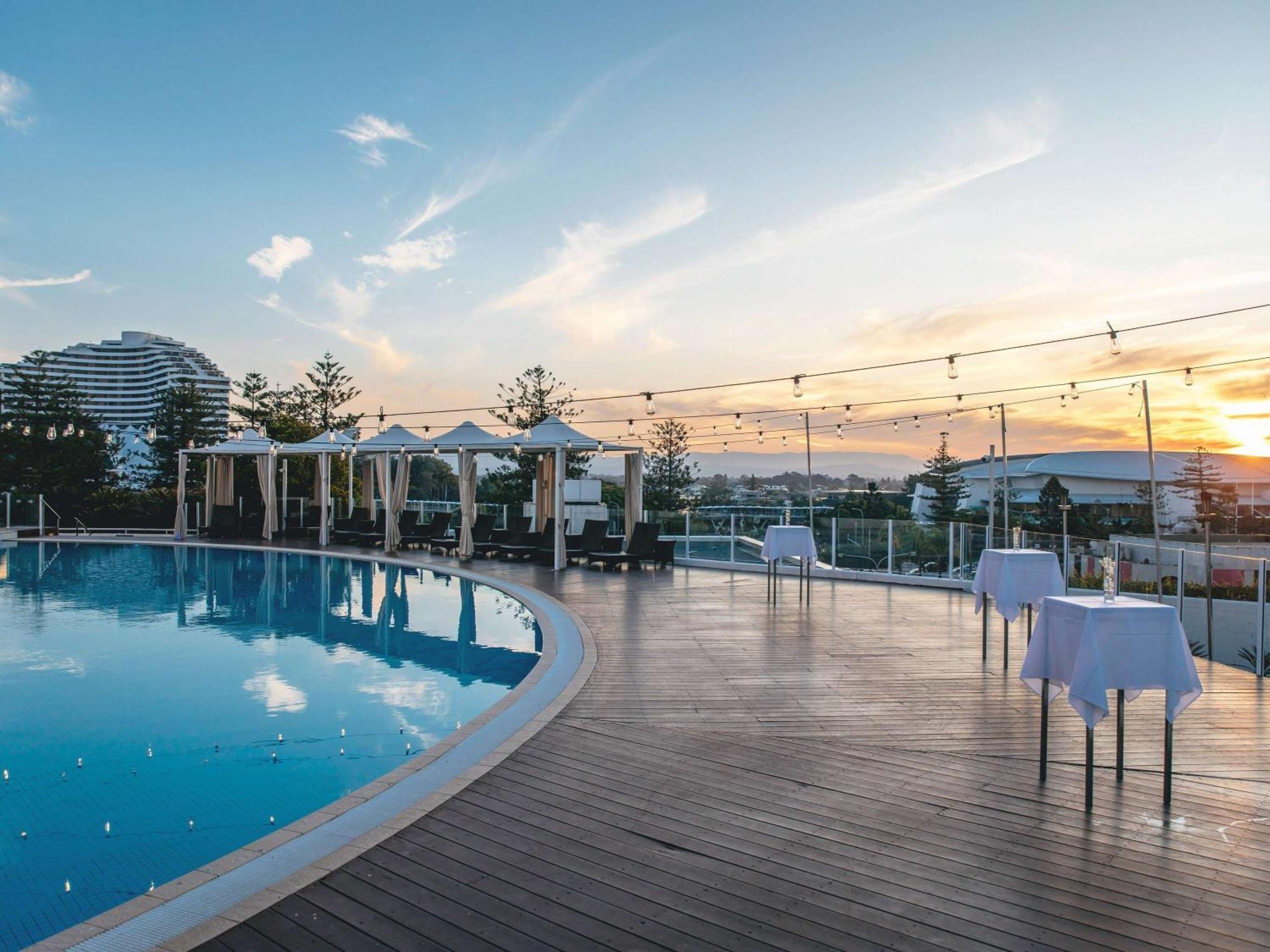 Sofitel Gold Coast Broadbeach Dış mekan fotoğraf The pool at the hotel