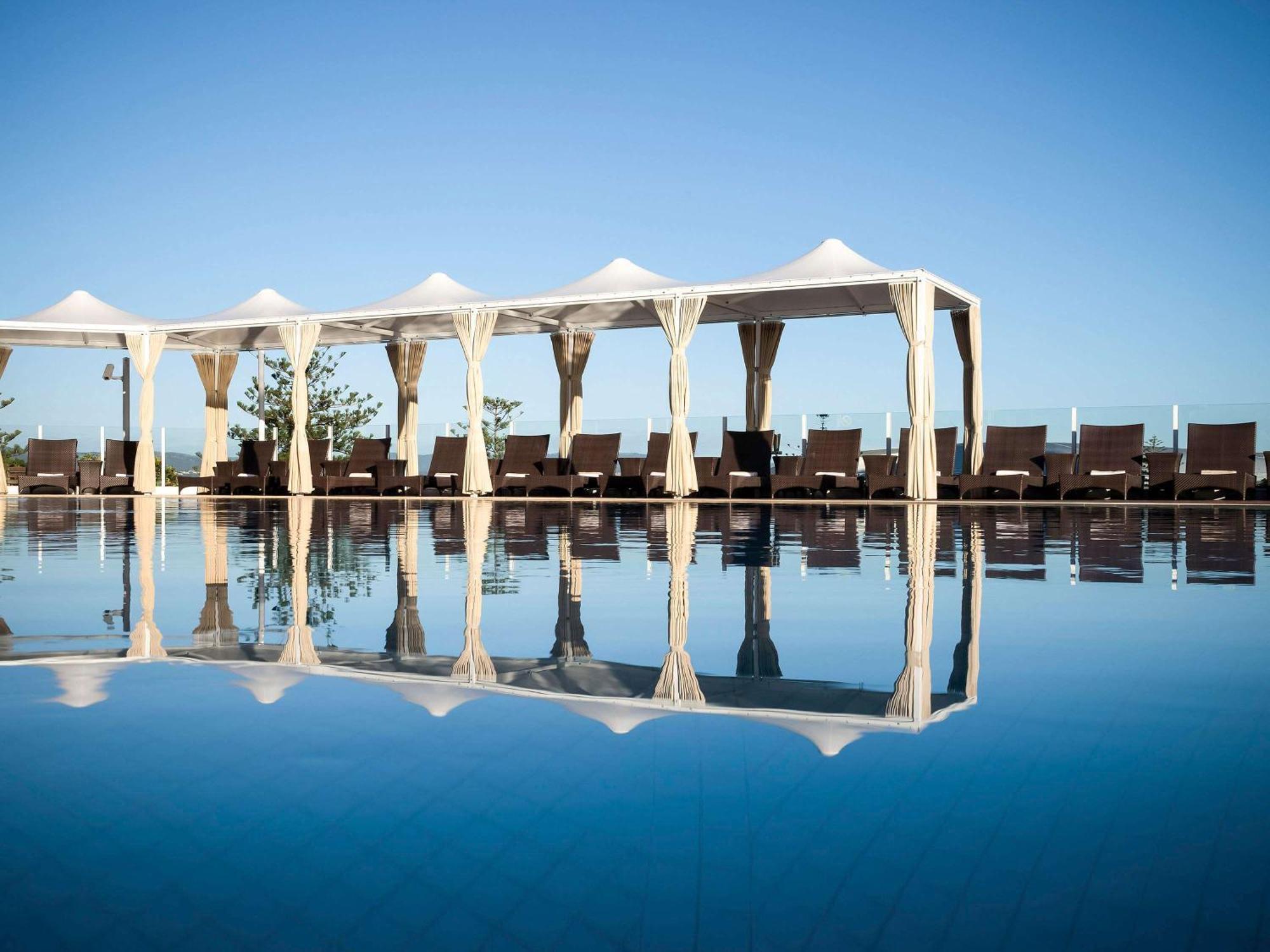 Sofitel Gold Coast Broadbeach Dış mekan fotoğraf The pool at the hotel