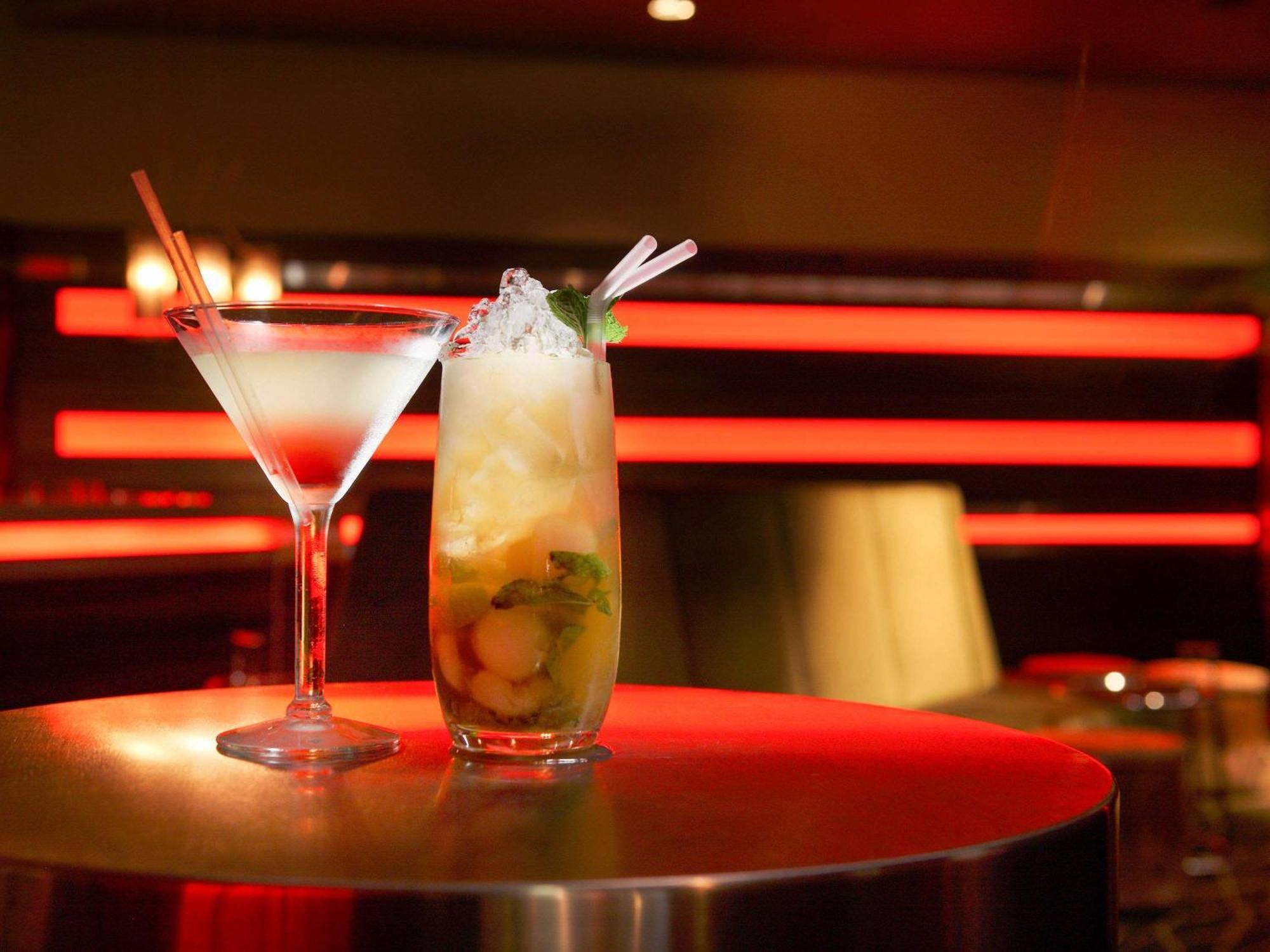Sofitel Gold Coast Broadbeach Dış mekan fotoğraf Cocktails at the bar