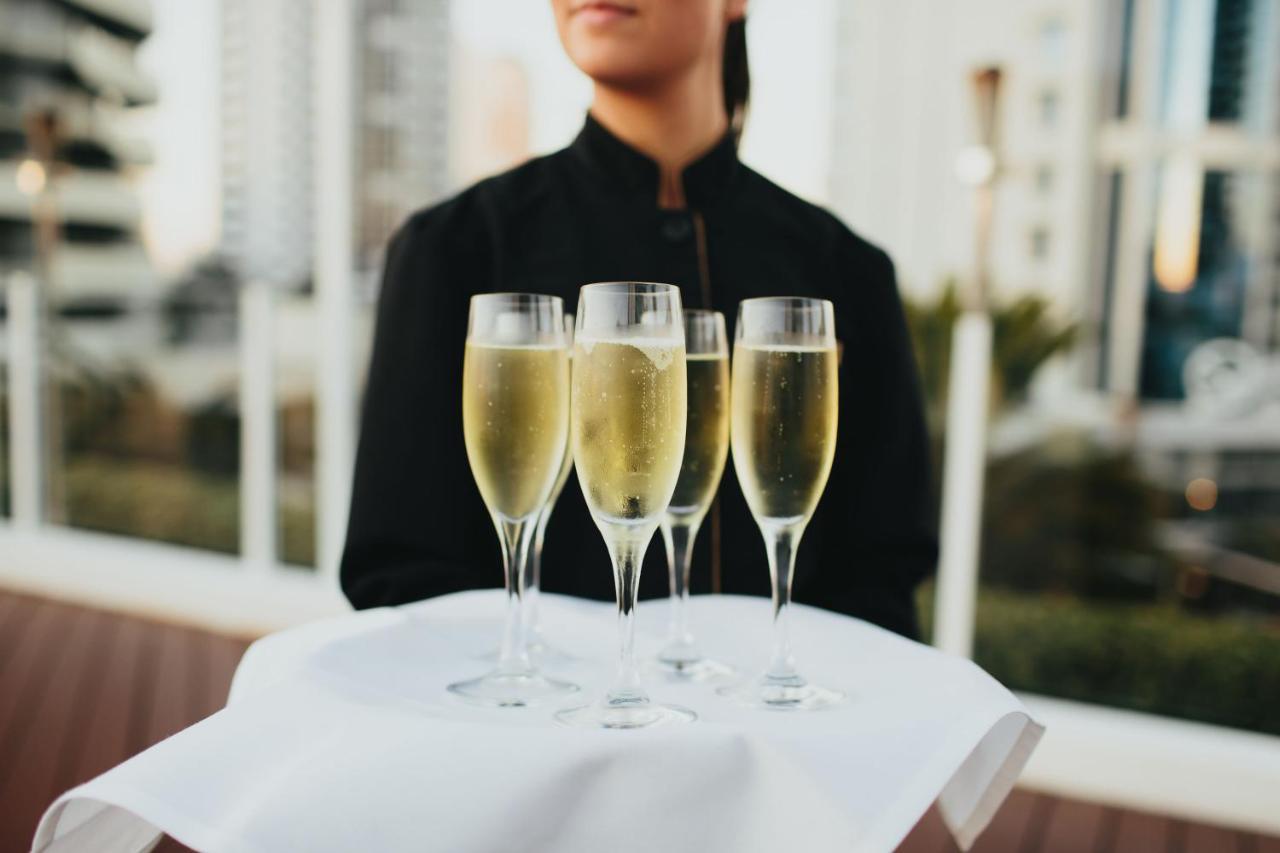 Sofitel Gold Coast Broadbeach Dış mekan fotoğraf A tray of champagne