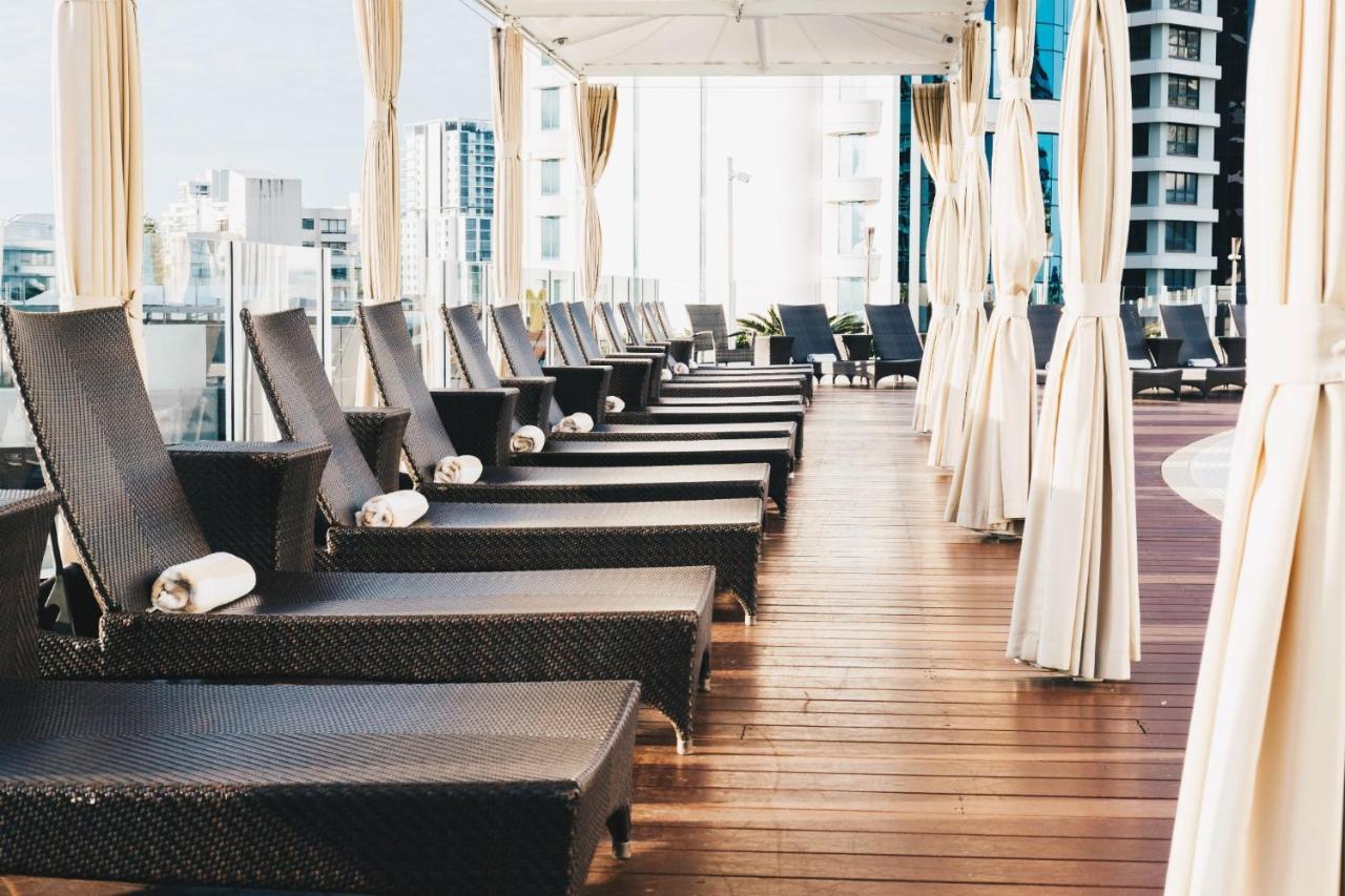 Sofitel Gold Coast Broadbeach Dış mekan fotoğraf The pool deck at the 39th floor